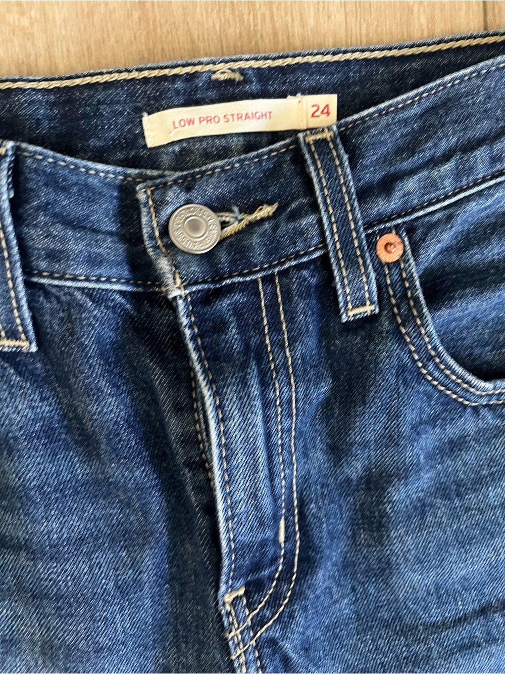 Levi’s women’s low pro straight dark wash size 24x30 - Picture 2 of 5